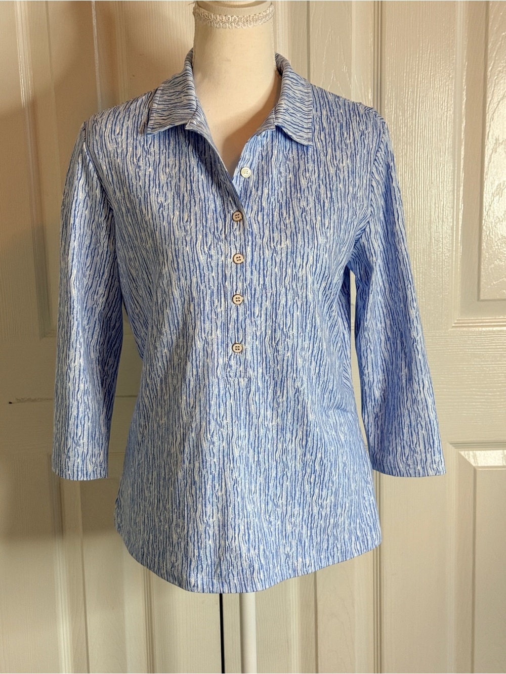 J.McLaughlin Catalina Cloth Crinkle Print Henley Top Blue EUC Size M